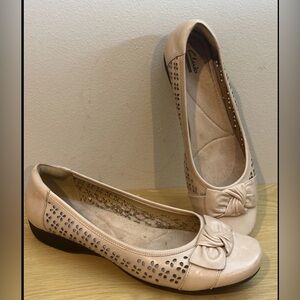 Clarks Comfort Bow Flats Shoes Womens Size 11 Neutral Beige Leather